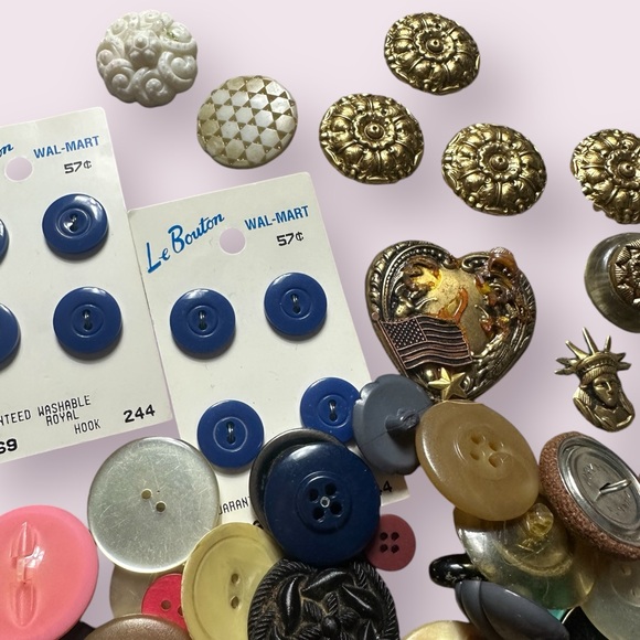 Large Lot Of Vtg Buttons For Sewing Crafts Scrapbooks Mix Of Sizes & Colors - Picture 5 of 16